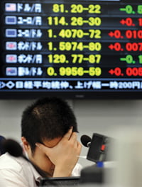 <YONHAP PHOTO-1537> A foreign currency trader covers his face during the afternoon session of the forex market in central Tokyo, on October 14, 2010. The dollar was changing hands at 81.19 yen in Tokyo midday trading, the lowest level since April 1995 and down from 81.79 yen in New York late Wednesday.       AFP PHOTO / TOSHIFUMI KITAMURA



/2010-10-14 14:54:21/

<저작권자 ⓒ 1980-2010 ㈜연합뉴스. 무단 전재 재배포 금지.>