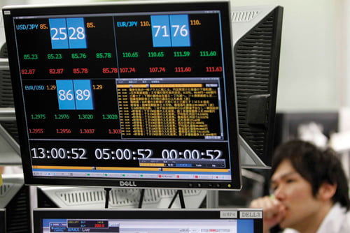 <YONHAP PHOTO-1274> An employee at a foreign exchange trading company is seen behind a monitor showing the Japanese yen's exchange rates against the U.S. dollar (top L) and the euro (top R) in Tokyo September 16, 2010. The Japanese prime minister signalled that Japan was ready to keep intervening to curb gains in the yen, as a deterioration in manufacturing confidence underscored the threat of a strong currency to the fragile economic recovery.  REUTERS/Kim Kyung-Hoon (JAPAN - Tags: BUSINESS)/2010-09-16 15:38:20/
<저작권자 ⓒ 1980-2010 ㈜연합뉴스. 무단 전재 재배포 금지.>