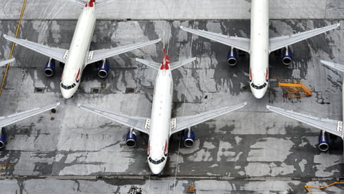 <YONHAP PHOTO-0219> British Airways aircraft sit on the ground in this aerial view of Heathrow Airport in London, U.K., on Monday, March 29, 2010. British Airways Plc's cabin-crew union said it's no closer to returning to negotiations with management on the third day of a four-day strike by 12,000 workers over pay and staffing levels. Photographer: Simon Dawson/Bloomberg
/2010-03-30 06:27:53/
<저작권자 ⓒ 1980-2010 ㈜연합뉴스. 무단 전재 재배포 금지.>