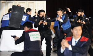 오는 11월 서울에서 열리는 G20 정상회의를 앞두고  세계 37개국 42개 경호기관 관계자들이 참가한 국제경호책임자협회(Association of Personal Protection Service, APPS) 총회 행사 일환으로 1일 청와대 연무관에서 대통령실  경호처 경호관들이 경호무도 및 상황조치 시범을 보이고 있다.
/20100601
