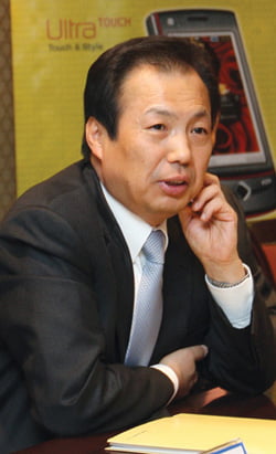 신종균 삼성전자 무선사업부장이 15일(현지시간) 기자간담회를 갖고 삼성전자의 올해 휴대폰 전략을 설명하고 있다.