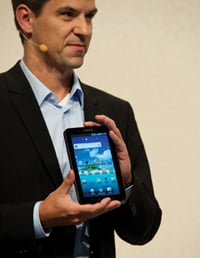 <YONHAP PHOTO-0705> Thomas Richter, Head of Portfolio Management for Telecommunications Europe of Samsung presents the new Samsung Galaxy Tab, left, a tablet computer to compete with the Apple iPad, right, at IFA, the world's largest trade fair for consumer electronics and electrical home appliances, in Berlin, Germany, Thursday, Sept. 2, 2010. IFA takes place from Sept. 3 to Sept. 8, 2010 at the Berlin Exhibition Grounds. (AP Photo/Gero Breloer)/2010-09-03 08:57:48/
<저작권자 ⓒ 1980-2010 ㈜연합뉴스. 무단 전재 재배포 금지.>