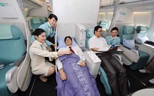 대한항공 1일부터 차세대 친환경 A330-200 성능강화형 항공기를 중장거리 노선에 투입 한다. 기존 항공기보다 연료효율성 및 이산화탄소 배출량을 줄이고 고객편의시설을 대폭 강화 했다. 퍼스트 클래스에서 승무원들이 고객들에게 서비스하고 있다../김영우 기자youngwoo@hankyung.com20100802....
