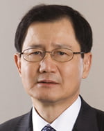 <YONHAP PHOTO-0243> 명예박사학위 받은 박찬구 회장
(서울=연합뉴스) 박찬구 금호아시아나 화학부문 회장이 한국 석유화학산업 발전과 금호아시아나 화학부문을 세계적인 기업으로 성장시킨 공로를 인정받아 지난 9일 미국 아이오와 주립대에서 명예 이학 박사 학위를 받았다. <<금호아시아나>>
2009.5.10
photo@yna.co.kr/2009-05-10 11:17:15/
<저작권자 ⓒ 1980-2009 ㈜연합뉴스. 무단 전재 재배포 금지.>