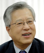 이석채 "통합KT 20조 매출, 2조 영업익"
(서울=연합뉴스) 이정훈 기자 = 이석채 KT 회장이 8일 연합뉴스와 인터뷰를 하고 있다. << IT미디어부 기사 참조 >> 2009.4.8
uwg806@yna.co.kr
(끝)
