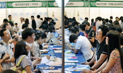 서울 강남구청이 19일 코엑스에서 개최한 '2010 강남 취업 박람회'에서 구직자들이 채용게시판을 보며 지원서를 작성하고 있다.이 박람회에는 IT 서비스 무역 분야 등 142개 업체가 참가해 600명을 채용한다.
/강은구기자 egkang@hankyung.com 2010.08.19