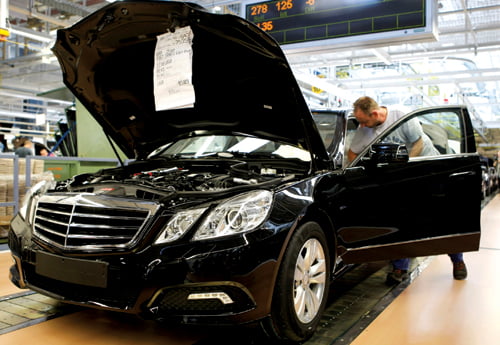 <YONHAP PHOTO-1623> FILE - In this July 16, 2009 file photo an employee of the Daimler AG works on a car of the Mercedes-Benz E-class on the production line in the Mercedes-Benz site in Sindelfingen, Germany. Car maker Daimler AG is reporting on Tuesday, July 27, 2010 second-quarter earnings of euro 1.3 billion (nearly US dollar 1.7 billion) and has raised its full-year outlook substantially. (AP Photo/Thomas Kienzle, File)/2010-07-27 19:25:33/
<저작권자 ⓒ 1980-2010 ㈜연합뉴스. 무단 전재 재배포 금지.>