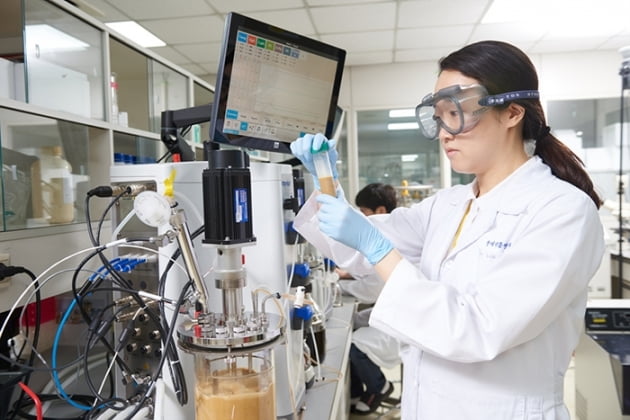 (사진) 한미약품 연구원이 경기 화성 동탄 연구센터에서 약물 실험을 하고 있다. /한미약품  제공