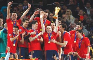 <YONHAP PHOTO-1754> Spain's Andres Iniesta holds the World Cup trophy after the 2010 World Cup final soccer match between Netherlands and Spain at Soccer City stadium in Johannesburg July 11, 2010.                REUTERS/Kai Pfaffenbach (SOUTH AFRICA  - Tags: SPORT SOCCER WORLD CUP)/2010-07-12 06:52:45/
<저작권자 ⓒ 1980-2010 ㈜연합뉴스. 무단 전재 재배포 금지.>