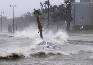 <YONHAP PHOTO-1287> A car is washed away by the storm surge on U.S. Highway 90 as the outer bands of hurricane Gustav hit Gulfport, Miss., Monday Sept. 1, 2008.  (AP Photo/Kevork Djansezian)/2008-09-01 23:56:18/
<저작권자 ⓒ 1980-2008 ㈜연합뉴스. 무단 전재 재배포 금지.>