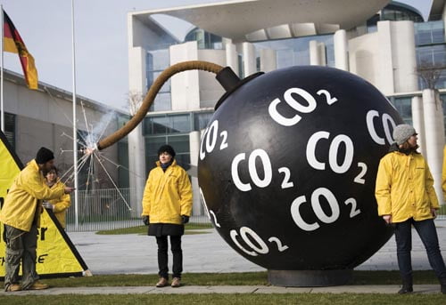 <YONHAP PHOTO-1510> Greenpeace activists light up the mockup of a bomb labelled CO2 during a campaign in front of the Chancellery in Berlin on March 25, 2009. Greenpeace called on the German government to be aware of the risks of a permanent CO2 storage.     AFP PHOTO    DDP/MICHAEL GOTTSCHALK    GERMANY OUT

/2009-03-25 22:38:42/
환경운동단체 그린피스 회원들이 지난 3월 독일 베를린에서 온실가스감축을 촉구하는 퍼포먼스를 벌이고 있다. 한국정부가 17일 2020년 국가온실가스 감축목표를 배출전망치 대비 30% 감축하기로 결정함에 따라 한국과 한국제품에 대한 인식도 개선되리란 기대도 높아지고 있다.
<저작권자 ⓒ 1980-2009 ㈜연합뉴스. 무단 전재 재배포 금지.>