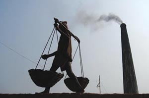 <YONHAP PHOTO-0061> A labourer works at a brick factory at Mandhay village, about 30 km (19 miles) of Agartala, capital of India's northeastern state of Tripura, December 9, 2009. The government said on Tuesday it will seek parliamentary approval to spend an extra 257.25 billion rupees ($5.5 billion) for the fiscal year to end-March 2010. REUTERS/Jayanta Dey (INDIA EMPLOYMENT BUSINESS)/2009-12-10 01:01:08/
<저작권자 ⓒ 1980-2009 ㈜연합뉴스. 무단 전재 재배포 금지.>