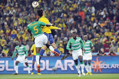 Ivory Coast's midfielder Didier Zokora (L) jumps to head the ball with Brazil's midfielder Kaka during the 2010 World Cup group G first round football match between Brazil and Ivory Coast on June 20, 2010 at Soccer City stadium in Soweto, suburban Johannesburg. NO PUSH TO MOBILE / MOBILE USE SOLELY WITHIN EDITORIAL ARTICLE - AFP PHOTO / ISSOUF SANOGO