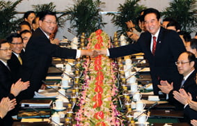 <YONHAP PHOTO-0922> Chen Yunlin (R), Chairman of China's Association for Relations Across the Taiwan Straits (ARATS), shakes hands with Taiwan's Straits Exchange Foundation (SEF) Chairman P.K. Chiang during a cross strait meeting for the economic cooperation framework agreement (ECFA), in Chongqing June 29, 2010. Taiwan and China will formally sign a free trade-style agreement on June 29, the most significant between the two former political foes in 60 years and one that opens the way for a major boost to their around $100 billion in annual two-way trade. REUTERS/Jason Lee (CHINA - Tags: BUSINESS IMAGES OF THE DAY POLITICS)/2010-06-29 10:54:42/
<저작권자 ⓒ 1980-2010 ㈜연합뉴스. 무단 전재 재배포 금지.>