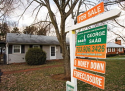 <YONHAP PHOTO-0062> (FILES) A home for sale is seen in this 24 January 2008 file photo in Manassas, Virginia. Home prices fell in 84 percent of the US housing market in the first quarter, with the once-hottest markets now suffering the steepest losses, a private survey said on June 2, 2008. Global Insight, a leading company for economic and financial analysis and forecasting, said that single-family home prices fell at a 6.7 percent annualized rate for the third consecutive period. AFP PHOTO/Paul J. Richards/2008-06-03 00:54:43/
<저작권자 ⓒ 1980-2008 ㈜연합뉴스. 무단 전재 재배포 금지.>