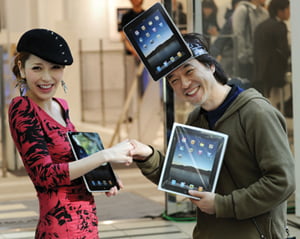 <YONHAP PHOTO-1048> The first customer in the shop, Kazuki Miura (R), receives his iPad from fashion model, singer and actress Lena Fujii (L), as they start to go on sale at the shop of Japanese internet service provider Softbank, Apple's exclusive partner in Japan, in central Tokyo on May 28, 2010. Apple's much-hyped iPad went on sale in a swathe of countries from Australia and Japan to Europe at the start of a global rollout tipped to change the face of computing.  AFP PHOTO/TOSHIFUMI KITAMURA
/2010-05-28 10:04:15/
<저작권자 ⓒ 1980-2010 ㈜연합뉴스. 무단 전재 재배포 금지.>