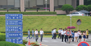 점심식사하러 가는 공무원들
/강은구기자 egkang@hankyung.com 2009.06.30   