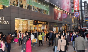 쇼핑몰이 밀집한 상하이 난징루의 시민들
/강은구기자 egkang@hankyung.com 2010.04.    