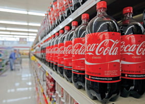 <YONHAP PHOTO-0265> Coca-Cola Co. soft drinks sit on display at Smiths Food & Drug store in Draper, Utah, U.S., on Tuesday, Feb, 10, 2009. Coke's earning will be reported before the market opening on Feb. 12. Photographer: George Frey/Bloomberg News 

/2009-02-11 07:49:12/
<저작권자 ⓒ 1980-2009 ㈜연합뉴스. 무단 전재 재배포 금지.>