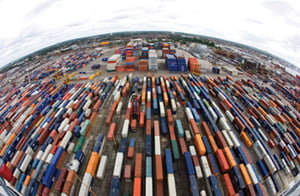 <YONHAP PHOTO-0065> Containers sit on the quay at Southampton port, U.K., on Thursday, June 18, 2009. Britain had a 13 billion-pound ($21.4 billion) budget deficit in June, the most for the month since records began in 1993, as the worst economic slump in a generation ravaged tax revenue and drove up jobless claims. Photographer: Chris Ratcliffe/Bloomberg/2009-07-22 00:51:36/
<저작권자 ⓒ 1980-2009 ㈜연합뉴스. 무단 전재 재배포 금지.>

Copyright 2004 Yonhap News Agency All rights reserved.