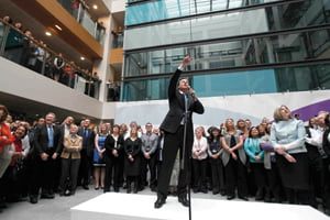 <YONHAP PHOTO-0022> Britain's Prime Minister, David Cameron (C), watched by Home Secretary Theresa May (R), speaks during a visit to the Home Office, in central London May 13, 2010. Cameron held his first cabinet meeting on Thursday, with rescuing the fragile economy the priority for the coalition government.     REUTERS/Lefteris Pitarakis/Pool      (BRITAIN - Tags: POLITICS ELECTIONS)/2010-05-14 00:21:30/
<저작권자 ⓒ 1980-2010 ㈜연합뉴스. 무단 전재 재배포 금지.>