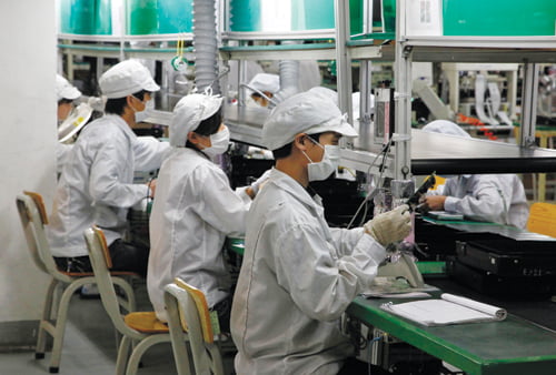 <YONHAP PHOTO-2336> Employees work on the assembly line at Hon Hai Group's Foxconn plant in Shenzhen, Guangdong province, China, on Wednesday, May 26, 2010. Terry Gou, founder and chairman of Hon Hai Group, said nine of the 11 company workers who either committed suicide or attempted to had worked at the company less than a year, and six had been employed for less than a half-year. Photographer: Qilai Shen/Bloomberg

/2010-05-26 22:47:11/
<저작권자 ⓒ 1980-2010 ㈜연합뉴스. 무단 전재 재배포 금지.>