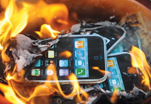 <YONHAP PHOTO-1138> Protestors from SACOM (Students and Scholars Against Corporate Misbehaviour) burn effigies of Apple products during a demonstration near the offices of Foxconn in Hong Kong on May 25, 2010. The founder of Taiwan's Foxconn Group on Monday broke his silence over a string of suicides by its employees in China, denying the deaths were related to conditions at the technology giant's factories.       AFP PHOTO/MIKE CLARKE

/2010-05-25 14:57:49/
<저작권자 ⓒ 1980-2010 ㈜연합뉴스. 무단 전재 재배포 금지.>