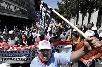 <YONHAP PHOTO-1940> Demonstrators shout slogans near the Parliament building during a protest in Athens on May 4, 2010. Earlier, demonstrators stormed the Athens Acropolis and thousands of civil servants launched a walkout ahead of a general strike against unprecedented austerity spending cuts. With the government demanding painful "sacrifices" after the country secured a 110 billion euro (145 billion dollar) debt bailout, Labour Minister Andreas Loverdos said: "We have only one aim, to save Greece, and we are not going to budge."  AFP PHOTO / ARIS MESSINIS
/2010-05-04 21:39:49/
<저작권자 ⓒ 1980-2010 ㈜연합뉴스. 무단 전재 재배포 금지.>