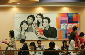 <YONHAP PHOTO-0730> People dine at a Kentucky Fried Chicken (KFC) outlet in Shanghai May 2, 2008. With a possible U.S. recession looming, Colonel Sanders is turning to China to fill the breach, offering a menu of fried dough and preserved egg porridge alongside the chicken that turned KFC into an American icon. Picture taken May 2, 2008. To match feature CHINA-YUMBRANDS/  REUTERS/Aly Song (CHINA)/2008-05-05 18:14:38/
<저작권자 ⓒ 1980-2008 ㈜연합뉴스. 무단 전재 재배포 금지.>