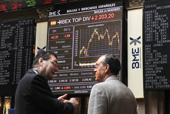 <YONHAP PHOTO-0617> Traders work at the Bolsas y Mercados in Madrid, Spain, on Friday, May 7, 2010. European stocks sank for a fourth day after U.S. shares tumbled the most in a year as computerized trading exacerbated declines triggered by the Greek debt crisis. Photographer: Denis Doyle/Bloomberg/2010-05-08 06:49:37/
<저작권자 ⓒ 1980-2010 ㈜연합뉴스. 무단 전재 재배포 금지.>