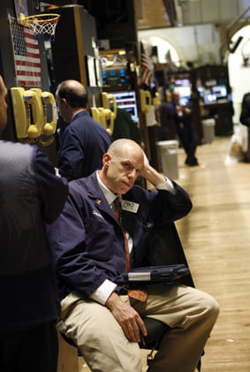 <YONHAP PHOTO-0426> Dennis Leporin watches the monitor on the trading floor of the New York Stock Exchange Tuesday, May 4, 2010, in New York. Stocks plunged around the world Tuesday as fears spread that Europe's attempt to contain Greece's debt crisis would fail. (AP Photo/David Karp)/2010-05-05 03:38:00/
<저작권자 ⓒ 1980-2010 ㈜연합뉴스. 무단 전재 재배포 금지.>