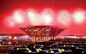 <YONHAP PHOTO-1498> Fireworks explode above the China Pavilion as thousands of visitors watch during the opening ceremony of the Shanghai World Expo April 30, 2010. Shanghai unveils to the world on Friday its multi-billion dollar World Expo, an event many outside the country may struggle to recognise but which China hopes will be an opportunity to assert its growing global clout.  REUTERS/Stringer (CHINA)/2010-05-01 23:51:00/
<저작권자 ⓒ 1980-2010 ㈜연합뉴스. 무단 전재 재배포 금지.>