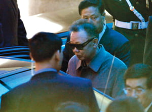 <YONHAP PHOTO-1080> North Korean leader Kim Jong-il steps into a car at a hotel in Dalian, China May 3, 2010. Reclusive North Korean leader Kim Jong-il reportedly went to China seeking aid and protection from his only major ally after bungled policies at home and military grandstanding that has exasperated the region. REUTERS/Kyodo (JAPAN - Tags: POLITICS IMAGES OF THE DAY) JAPAN OUT. NO COMMERCIAL OR EDITORIAL SALES IN JAPAN. FOR EDITORIAL USE ONLY. NOT FOR SALE FOR MARKETING OR ADVERTISING CAMPAIGNS. YES/2010-05-04 15:34:38/
<저작권자 ⓒ 1980-2010 ㈜연합뉴스. 무단 전재 재배포 금지.>