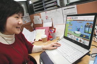 한 여성 네티즌이 싸이월드에서 제공하는 소셜 네트워크 게임 '네이트 앱스토어'에서 지인과 게임을 즐기고 있다.