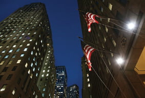  Flags fly outside 85 Broad St., the Goldman Sachs headquarters in New York's financial district, January 20, 2010.     REUTERS/Brendan McDermid (UNITED STATES - Tags: BUSINESS CITYSCAPE)/2010-01-21 09:22:59/
