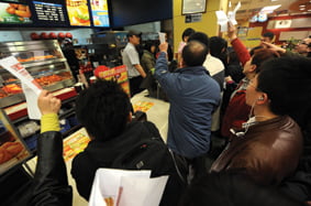 <YONHAP PHOTO-1563> Chinese customers mob a Kentucky Fried Chicken outlet in Beijing on April 6, 2010, in anger over a coupon promotion gone awry.  Angry customers mobbed Kentucky Fried Chicken outlets in China this week, turning over tables at a Beijing restaurant, in anger over a coupon promotion gone awry, state media reported on April 8. The trouble flared as the US restaurant chain launched a promotion in which coupons downloaded from the Internet could be exchanged for food at KFC outlets, the Global Times newspaper said.            CHINA OUT        AFP PHOTO

/2010-04-08 15:06:01/
<저작권자 ⓒ 1980-2010 ㈜연합뉴스. 무단 전재 재배포 금지.>