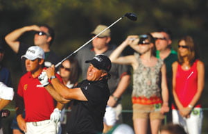 <YONHAP PHOTO-0418> Phil Mickelson (R) of the U.S. hits his tee shot on the 15th hole next to playing partner Lee Westwood (L) of England during final round play in the 2010 Masters golf tournament at the Augusta National Golf Club in Augusta, Georgia, April 11, 2010.  REUTERS/Brian Snyder (UNITED STATES - Tags: SPORT GOLF)/2010-04-12 07:49:21/
<저작권자 ⓒ 1980-2010 ㈜연합뉴스. 무단 전재 재배포 금지.>