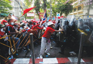 <YONHAP PHOTO-1371> Anti-government "red shirt" protesters scuffle with Thai security forces as they advance through their camp during clashes in central Bangkok April 10, 2010. Thai troops fired rubber bullets at opposition "red shirts" on Saturday as they moved in to clear a protest site in Bangkok in the biggest confrontation in the month-long campaign for new elections, witnesses said. The red shirts took their protest to the northern city of Chiang Mai, where hundreds forced their way into the governor's office compound in protest at the crackdown in Bangkok. 
 REUTERS/Chaiwat Subprasom  (THAILAND - Tags: POLITICS MILITARY CIVIL UNREST)/2010-04-10 20:45:01/
<저작권자 ⓒ 1980-2010 ㈜연합뉴스. 무단 전재 재배포 금지.>