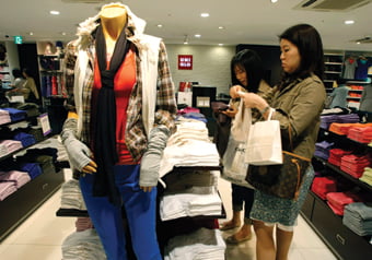 <YONHAP PHOTO-1257> People look at clothes displayed at Fast Retailing's Uniqlo store in Tokyo April 9, 2009. Fast Retailing reported 28.7 percent growth in operating profit on Thursday for the six months ended in February, buoyed by robust sales at its Uniqlo casual clothing chain, and again lifted its operating profit forecast for the full year to August.   REUTERS/Yuriko Nakao (JAPAN BUSINESS FASHION)/2009-04-09 16:07:42/
<저작권자 ⓒ 1980-2009 ㈜연합뉴스. 무단 전재 재배포 금지.>