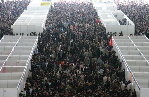 <YONHAP PHOTO-1151> College students crowd a job fair in Nanjing, east China's Jiangsu province, Thursday, Nov. 20, 2008.  Chinese officials warned Thursday that the country faces a "grim" employment outlook as the economy begins to slow. (AP Photo) **  CHINA OUT **/2008-11-20 15:48:28/
<저작권자 ⓒ 1980-2008 ㈜연합뉴스. 무단 전재 재배포 금지.>