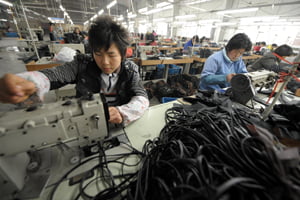 <YONHAP PHOTO-1534> (090216) -- LINQUAN(ANHUI), Feb. 16, 2009 (Xinhua) -- Ran Min (L), a migrant worker from southwest China's Chongqing, makes up belts for leather bags at a company in Linquan County, in east China's Anhui Province, Feb. 15, 2009. Local government in Linquan County has made use of the rich labour resources here and created a good environment to attract migrant workers to come back to work in recent years. Statistics say 197,101 migrant workers had come back to work at Linquan as of the Spring Festival in 2009.   (Xinhua/Chen Yehua)  (zhs)/2009-02-16 22:13:33/
<저작권자 ⓒ 1980-2009 ㈜연합뉴스. 무단 전재 재배포 금지.>