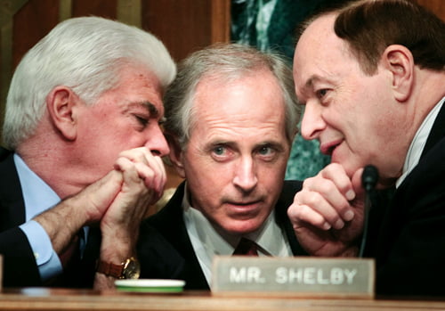 <YONHAP PHOTO-0245> Senators Christopher Dodd, left, Bob Corker, center, and Richard Shelby confer during a hearing of the Senate Banking Committee on oversight of the Troubled Asset Relief Program (TARP), in Washington, D.C., U.S., on Thursday, Feb. 5, 2009. Dodd urged the Obama administration to redesign the $700 billion financial-rescue program to ensure that banks receiving aid increase lending and restrict salaries. Photographer: Brendan Smialowski/Bloomberg News/2009-02-06 08:10:00/
<저작권자 ⓒ 1980-2009 ㈜연합뉴스. 무단 전재 재배포 금지.>