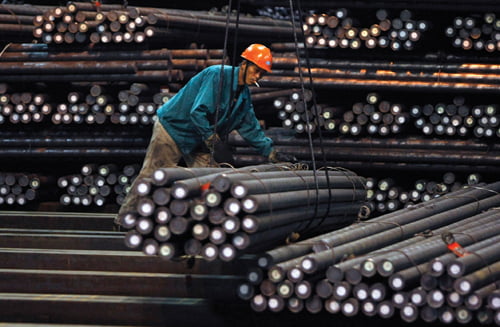 <YONHAP PHOTO-0699> An employee works in a Hangzhou Iron and Steel Group Company workshop in Hangzhou, Zhejiang province August 4, 2009. Spot imports will account for 83 percent of China's iron ore imports this year, the China Iron and Steel Association said in a half-year report, while decrying the "disorderly" market that it blames for rising prices. Picture taken August 4, 2009. REUTERS/Steven Shi (CHINA ENERGY BUSINESS)/2009-08-05 13:26:03/
<저작권자 ⓒ 1980-2009 ㈜연합뉴스. 무단 전재 재배포 금지.>

Copyright 2004 Yonhap News Agency All rights reserved.