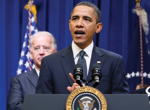 <YONHAP PHOTO-0053> President Barack Obama, accompanied by Vice President Joe Biden, speaks in the Eisenhower Executive Office Building on the White House campus in Washington, Wednesday, Jan. 20, 2010, before signing a Presidential Directive ordering a new crackdown on federal contractors who don't pay their taxes. (AP Photo/Charles Dharapak)/2010-01-21 01:16:17/
<저작권자 ⓒ 1980-2010 ㈜연합뉴스. 무단 전재 재배포 금지.>