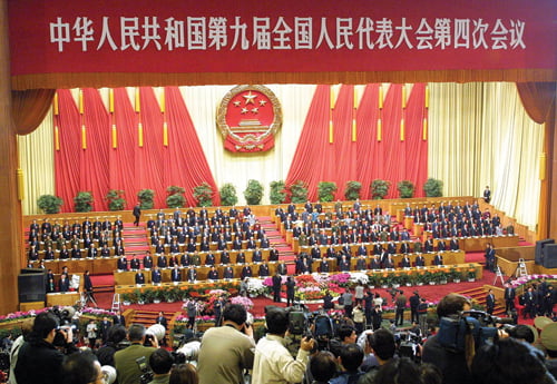 Chinese leaders stand for the national anthem during the opening ceremony of the National People's Congress, in Beijing Monday March 5, 2001. The 11-day annual meeting of China's legislature is expected to focus on the economy, the banned Falun Gong movement and reforms needed for China's accession to the World Trade Organisation. (AP Photo/Ng Han Guan)



<저작권자 ⓒ 2001 연 합 뉴 스. 무단전재-재배포 금지.>