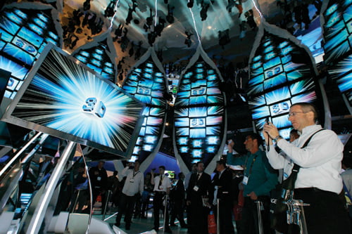 <YONHAP PHOTO-0763> A man takes a photo of a display at the Samsung Electronics booth during the 2010 International Consumer Electronics Show (CES) in Las Vegas, Nevada January 8, 2010. REUTERS/Steve Marcus (UNITED STATES - Tags: BUSINESS SCI TECH)/2010-01-09 21:55:44/
<저작권자 ⓒ 1980-2010 ㈜연합뉴스. 무단 전재 재배포 금지.>