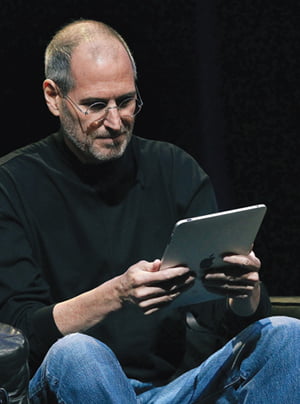<YONHAP PHOTO-0480> SAN FRANCISCO - JANUARY 27: Apple Inc. CEO Steve Jobs demonstrates the new iPad as he speaks during an Apple Special Event at Yerba Buena Center for the Arts January 27, 2010 in San Francisco, California. Apple introduced its latest creation, the iPad, a mobile tablet browsing device that is a cross between the iPhone and a MacBook laptop.   Justin Sullivan/Getty Images/AFP

== FOR NEWSPAPERS, INTERNET, TELCOS & TELEVISION USE ONLY ==

/2010-01-28 06:15:34/
<저작권자 ⓒ 1980-2010 ㈜연합뉴스. 무단 전재 재배포 금지.>