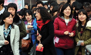 17일 장충체육관에서 열린 숭실대학교 신입생 오리엔테이션 및 입학식에서 새내기들이 밝은 표정으로 입장하고 있다.
/허문찬기자  sweat@  20100217  