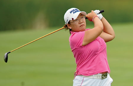 <YONHAP PHOTO-0317> 신지애/

신지애가 2009년 6월 11일 미국 메릴랜드주(州) 아브르 드 그라스의 불록 골프 코스에서 벌어진 맥도널즈 LPGA 챔피언십 1라운드중 18번째 홀에서 자신의 2번째 샷을 치고 있다(AFP=연합뉴스).(hcs). (paulohan@naver.com).

HAVRE DE GRACE, MD - JUNE 11: Jiyai Shin of South Korea hits her second shot on the 18th hole during the first round of the McDonald's LPGA Championship at Bulle Rock Golf Course on June 11, 2009 in Havre de Grace, Maryland.   Drew Hallowell/Getty Images/AFP
== FOR NEWSPAPERS, INTERNET, TELCOS & TELEVISION USE ONLY ==/2009-06-12 07:32:05/
<저작권자 ⓒ 1980-2009 ㈜연합뉴스. 무단 전재 재배포 금지.>