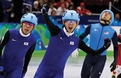 <YONHAP PHOTO-1578> South Korea's Lee Jung-su (2nd L) celebrates his gold medal victory ahead of compatriot Lee Ho-suk (L), Apolo Anton Ohno of the U.S. (2nd R) and Canada's Charles Hamelin during the men's 1000 metres short track speed skating finals at the Vancouver 2010 Winter Olympics February 20, 2010.     REUTERS/David Gray (CANADA)/2010-02-21 22:09:02/
<저작권자 ⓒ 1980-2010 ㈜연합뉴스. 무단 전재 재배포 금지.>